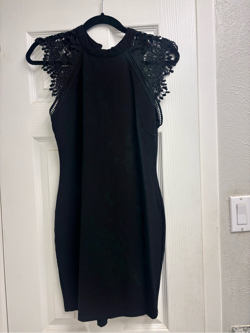 iris Black Lace-Sleeve Bodycon Mini Dress